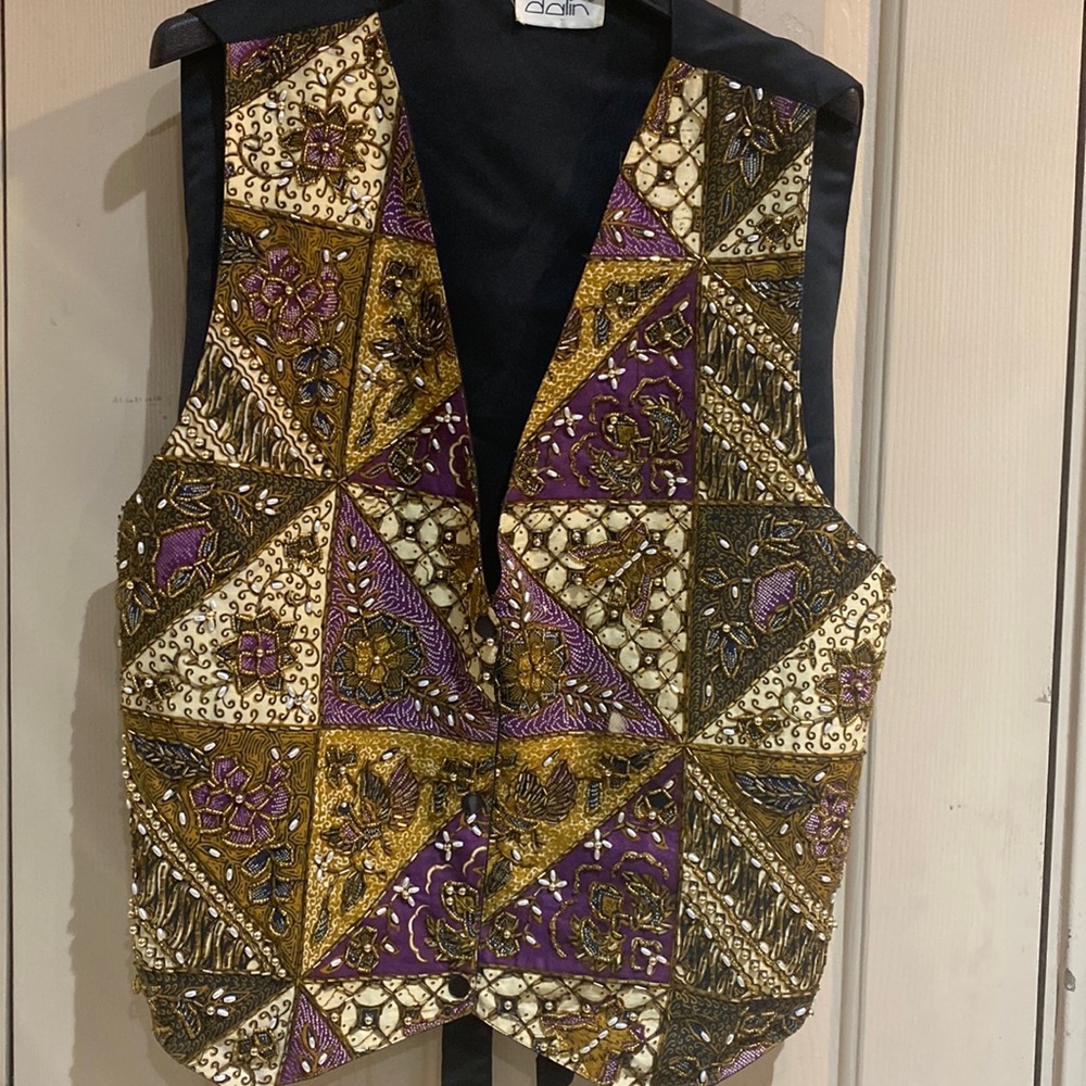 Vintage dalin vest decorated with o lot of beads.